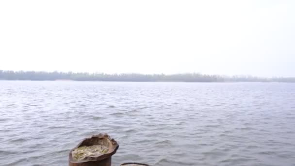 ウクライナのドニエプル川 Dnepr ゆっくりと穏やかなコース 広い流出と平らな川のコース 水の口風景の平和と静けさ 自然に関するブログのスクリーンセーバー — ストック動画