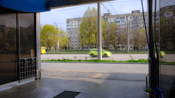 Stadslandskap Utsikt Över Vägbanan Ukrainska Staden Förbi Bilar Solig Dag — Stockvideo