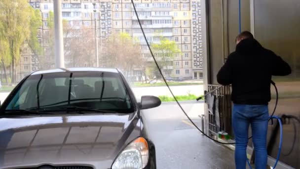 Straßenwaschanlage Selbstbedienung Waschen Freien Ein Mann Wäscht Ein Fahrzeug Mit — Stockvideo