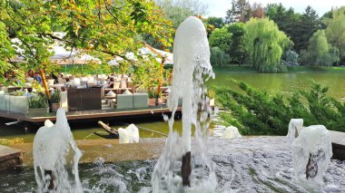 22 Temmuz 2021. Kyiv, Babushkin Bahçesi. Suyun yanında dinlenme yeri, terasta küçük bir kafe. Savaştan önce Ukrayna 'nın doğası ve mimarisi. nazik halk parkı