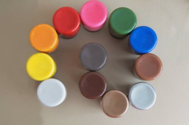 Boyalı tüpler. Çok renkli hava fırçası şişeleri. Sanat malzemeleri. Sıcak ve soğuk gölgelerin renk esnemesi.