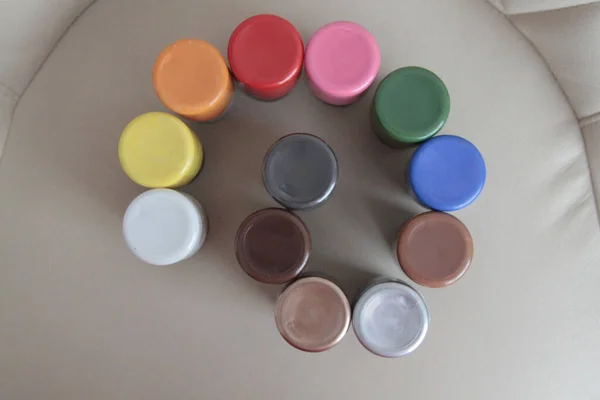 Rurki Farbą Wielokolorowe Butelki Pędzla Powietrznego Materiały Artystyczne Kolor Rozciąganie — Zdjęcie stockowe