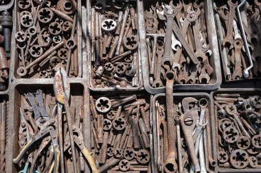 Dekorasyon ya da koleksiyon için eski paslı metal ve pirinç parçaları sergileniyor. Antika koleksiyonu için bit pazarında ya da garaj satışında satılıyor.