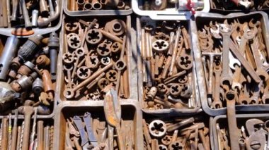 Dekorasyon ya da koleksiyon için eski paslı metal ve pirinç parçaları sergileniyor. Antika koleksiyonu için bit pazarında ya da garaj satışında satılıyor.