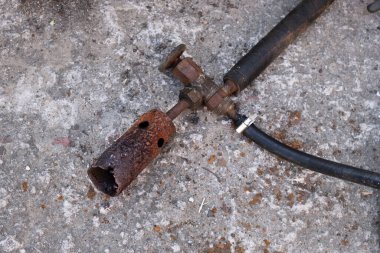 Operasyon sırasında gaz ocağı, ısınmak için ateş akışı. İşlem için metali eritiyorum. Eski paslı metal. Gaz basıncı altında dışarıda çalışma süreci.