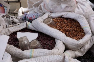Büyük bir torbada fasulye taneleri. Kuru tohumlar. Konteynır ağırlığıyla satılarak pazarda büyük kapasitede kurutulmuş fasulye çekirdekleri..