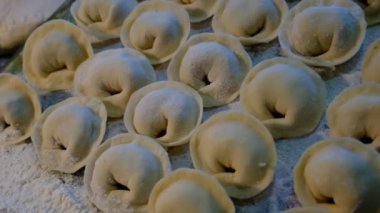 Yarı pişmiş hamur köftesi. İçi etle doldurulmuş. Geleneksel Rus mutfağı. Yüksek kalori içeriğinin un ürünü. El kalıbı ve çok sayıda ürün. Konsept: ev yemeği