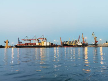 Ukrayna, Odessa, 4 Temmuz 2019. Gemiler ve konteyner gemileri limanda. Lojistik, ulaşım, konteyner gemilerinin boşaltılması, nakliye, konteyner kargo gemileri, deniz taşımacılığı..