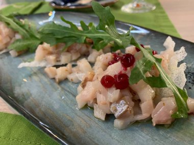 Doğranmış somon balığı parçaları - bir tür muksun (tatlı su), büyük bir tabakta servis edilen kuzey balığı. Kavram: Vejetaryen, Diyet ve Okyanus yemekleri