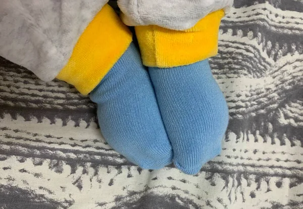 Μικρά Ποδαράκια Πόδια Ενός Παιδιού Ζεστές Μπλε Κίτρινες Κάλτσες Εθνικά — Φωτογραφία Αρχείου