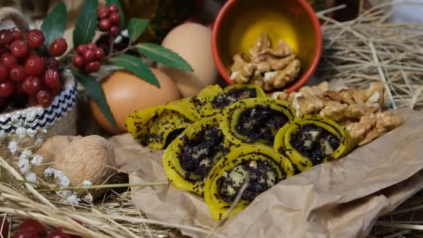 Pfannkuchen Traditionelle Ukrainische Slapjack Mit Mohn Und Walnüssen Rotem Holzgeschirr — Stockvideo