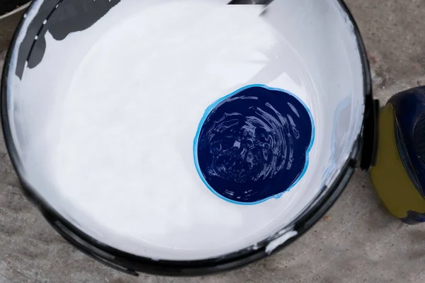 Mélange Différentes Couleurs Peinture Blanche Une Combinaison Noir Bleu Préparation — Photo