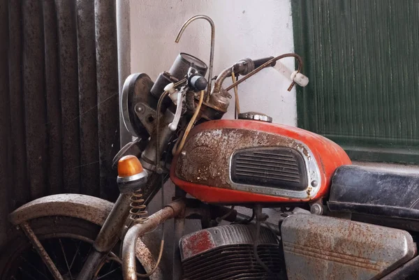 Stary Zardzewiały Motocykl Związku Radzieckiego Porzucone Pojazdy Pod Ulicznym Baldachimem — Zdjęcie stockowe