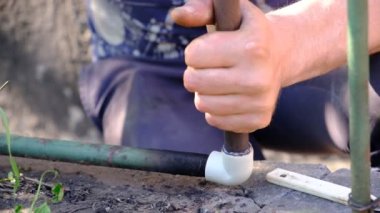 Isıtma yoluyla plastik ve demir boruların bağlantısı. Açık hava sulama için tesisatı bağlamanın hızlı bir yolu.