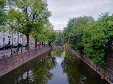 Şehrin içinden geçen nehrin su kanalı, Polonya 'nın şehir mimarisi, şehirdeki gölet.