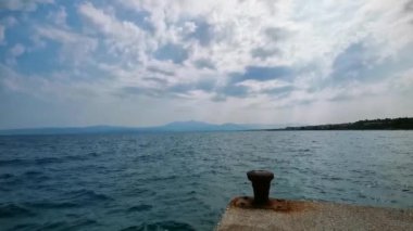 Bir sporcu suya atlar ve berrak suyun altında yüzer. Açık Akdeniz, turizm, yaz tatili, iskele atlaması