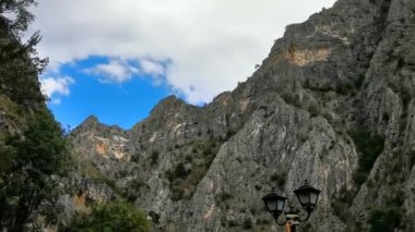 Makedonya 'nın Matka kanyonu yakınlarındaki yüksek dağlar. Güçlü aşılamaz taş bölge