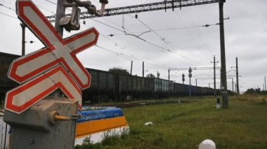 Vagon trenleri raylara çıkar, Ukrayna bayrağı taşın üzerine boyanır. Trenin yanında güvenli bir şekilde duracağız. Arabalarla kömürün damıtılması. Tren istasyonu.