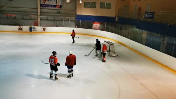 乌克兰 第聂伯罗 2021年12月20日一组男子打曲棍球 在冰上进行团队训练 危险的创伤性运动在滑的表面上热身 在冰鞋上磨练技巧 — 图库视频影像