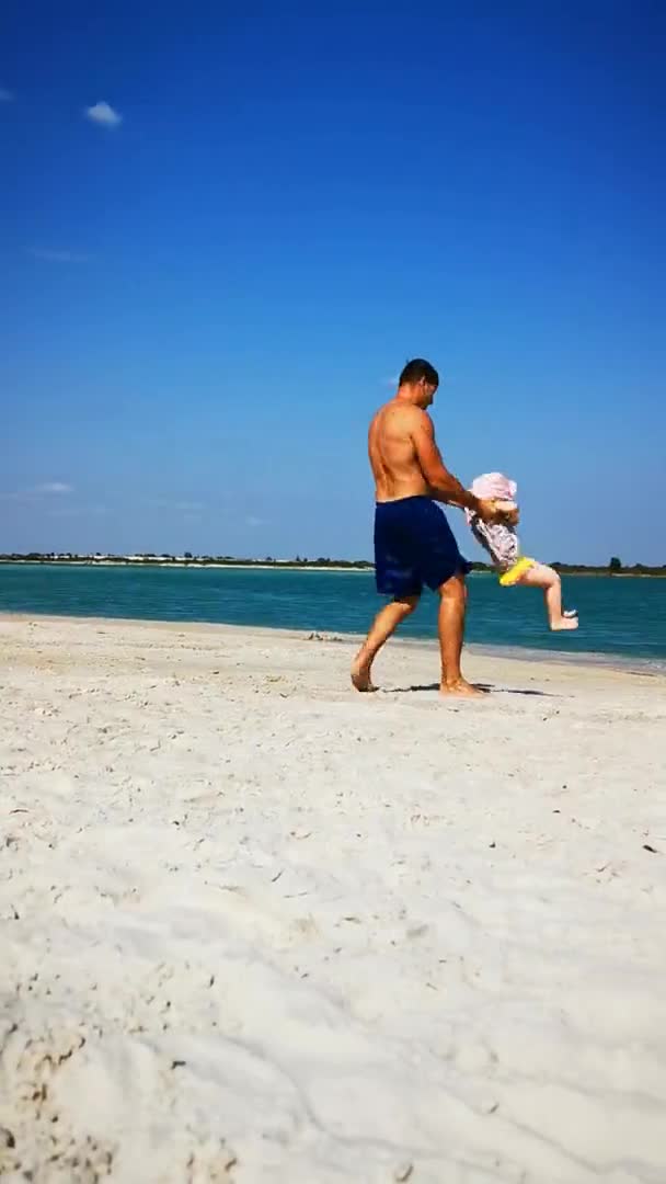 Padre Hija Están Jugando Playa Una Hermosa Playa Arena Blanca — Vídeo de stock