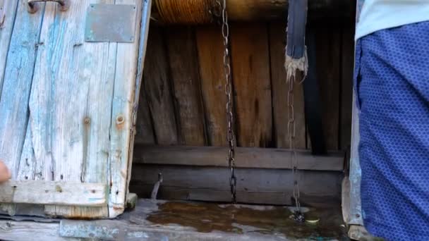 Uralter Brunnen Mit Sauberem Wasser Ökologie Wassergewinnung Der Mann Dreht — Stockvideo