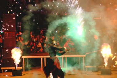 Ateş gösterisi. Ateş tiyatrosu. Kıvılcımlar, alevler Sokaklarda halk için performans sergilemek. Çin Yeni Yıl Kutlaması. Konsept: ateşle oyunlar. Piroteknik