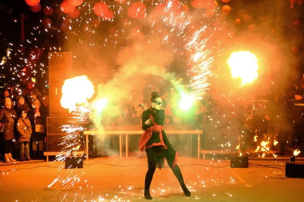 Een Vuurshow Theater Van Vuur Vonken Vlammen Optreden Straat Voor — Stockfoto