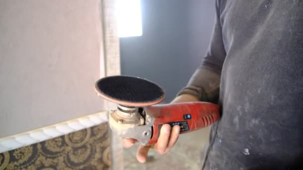 一个人在磨床上更换喷嘴 修理工作正在进行中 木制和粘贴表面的清洁 — 图库视频影像