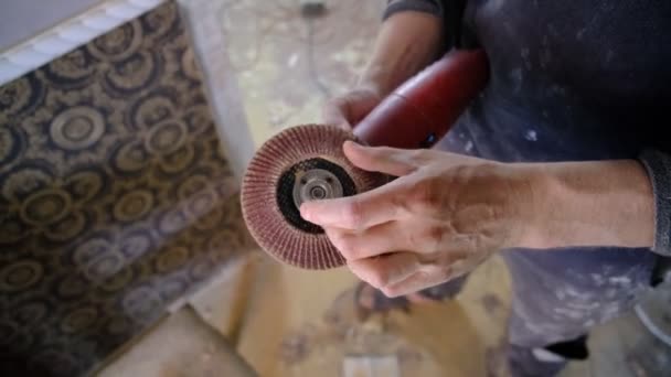 Homme Change Buse Sur Une Rectifieuse Travaux Réparation Cours Nettoyage — Video