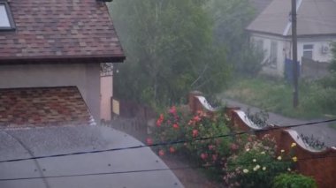 Bir yaz gününde sağanak yağmur ve dolu. Caddedeki kötü havanın penceresinden bak. 