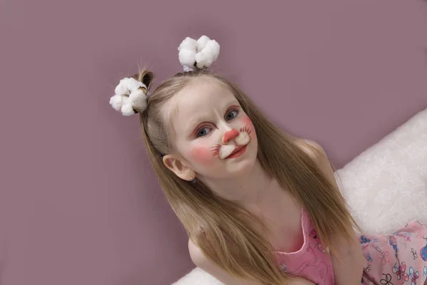 Una Chica Con Ojos Azules Maquillaje Infantil Niño Con Una —  Fotos de Stock