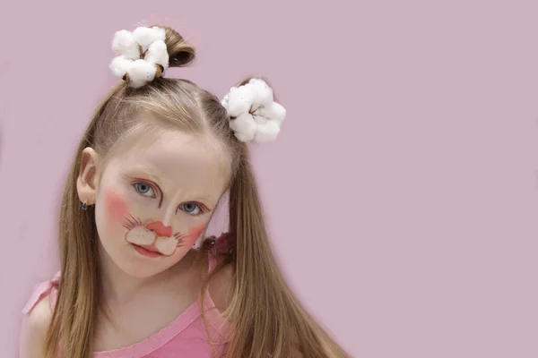 Uma Menina Com Olhos Azuis Maquiagem Infantil Uma Criança Com — Fotografia de Stock