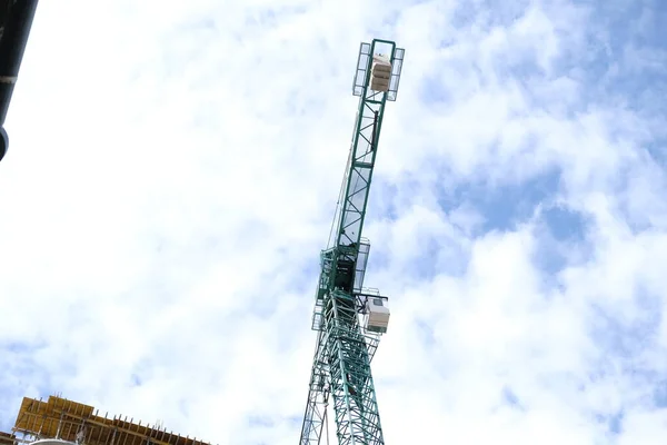 Baukran Beim Bau Eines Hochhauses Bewegen Einer Schweren Last Turmdrehkräne — Stockfoto