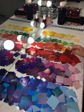 Spektral çember, eliyle çizilmiş 12 tonluk çok renkli daire. Tasarımcılar ve makyözler için teknik ipucu. Ücretsiz renkler ve gölgeler