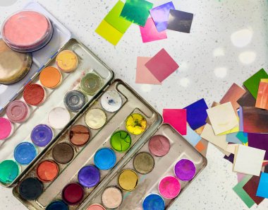 Gouache palette resim yapıyor. Tasarımcılar ve makyözler için teknik ipucu. Tamamlayıcı renkler ve gölgeler. Renkli yapraklar benzer renkte