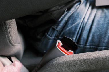 Emniyet kemeri tokası. Arabada güvenlik sistemi var. Aldatma makinesi otomasyonu için fiş. Emniyet kemeri olmadan güvenli değil..