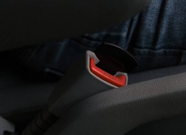 Emniyet kemeri tokası. Arabada güvenlik sistemi var. Aldatma makinesi otomasyonu için fiş. Emniyet kemeri olmadan güvenli değil..