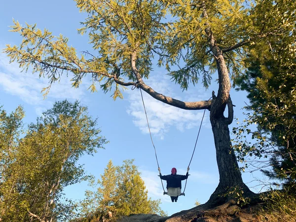 Κορίτσι Καβαλάει Μια Κούνια Στο Δάσος Στρίψε Ένα Κλαδί Δέντρου — Φωτογραφία Αρχείου
