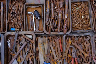 Dekorasyon ya da koleksiyon için eski paslı metal ve pirinç parçaları sergileniyor. Antika koleksiyonu için bit pazarında ya da garaj satışında satılıyor.