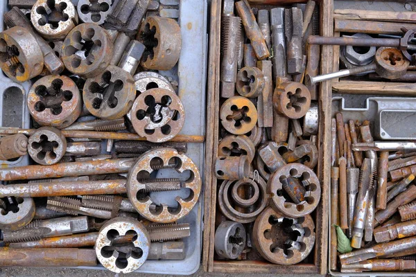 Close Showcasing Old Rusty Metal Brass Parts Bulk Decoration Collection — 图库照片