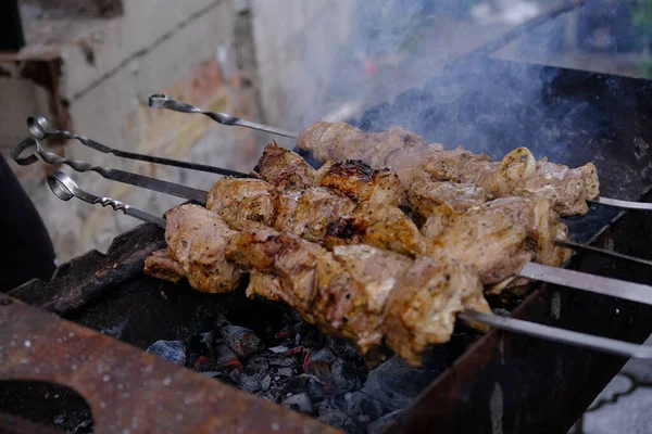 Bir Adam Ateşte Pişirir Elleri Yakın Çekim Şiş Kebap Izgarada — Stok fotoğraf