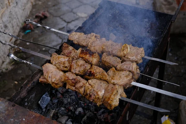 Homem Assar Carne Numa Fogueira Close Mãos Shish Kebab Cozinhar — Fotografia de Stock