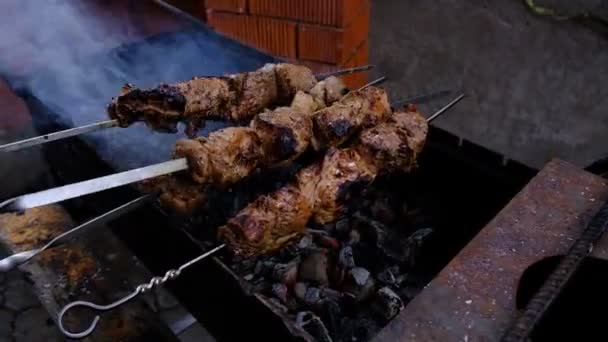 Człowiek Piecze Mięso Ogniu Zbliżenie Rąk Szaszłyk Gotowanie Wieprzowiny Grillu — Wideo stockowe