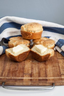 Çiftlikte taze bıldırcın yumurtası ve organik sütle yapılan ev yapımı börekler..