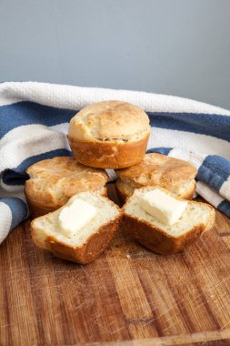 Çiftlikte taze bıldırcın yumurtası ve organik sütle yapılan ev yapımı börekler..