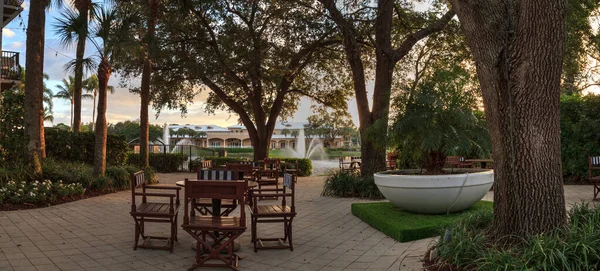 Jardín Oculto Con Luces Sobre Mesas Atardecer Con Fuentes Fondo — Foto de Stock