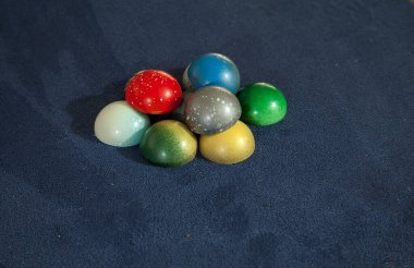 Noel tatili döneminde mavi arka planda renkli çikolatalar..
