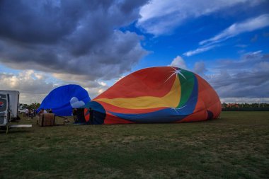 Bonita Springs, Florida - 16 Nisan 2022: Güney Batı Florida Balon Festivali, Bonita Springs 'te gün batımında.