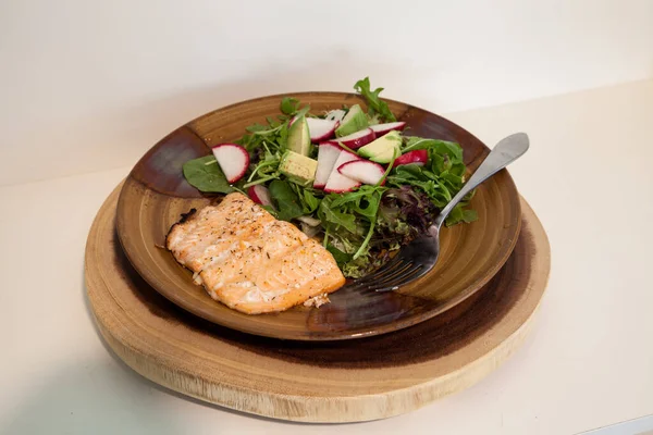 Isolated Healthy Dinner Salmon Spring Greens Salad Radishes Avocado — Zdjęcie stockowe