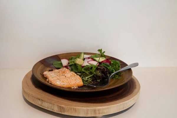 Isolated Healthy Dinner Salmon Spring Greens Salad Radishes Avocado — Zdjęcie stockowe